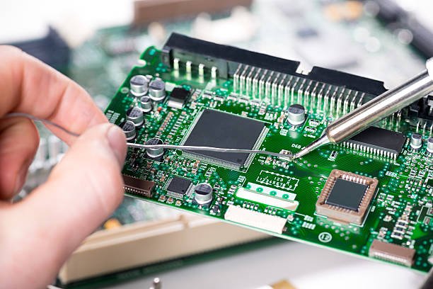 tecnico elementi di saldatura sul circuito stampato - service electronics industry circuit board capacitor foto e immagini stock