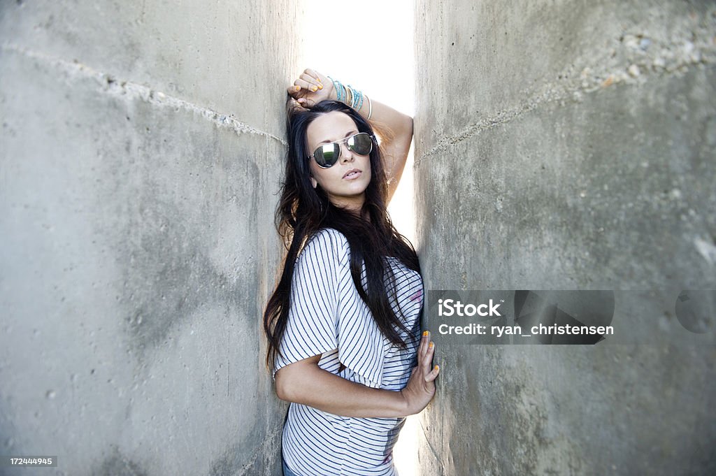 Sexy kobieta w okulary przeciwsłoneczne - Zbiór zdjęć royalty-free (Biały)