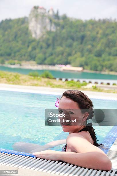 Mujer En Una Piscina Con Vista Espectacular De Foto de stock y más banco de imágenes de 20 a 29 años - 20 a 29 años, Actividades recreativas, Adolescencia