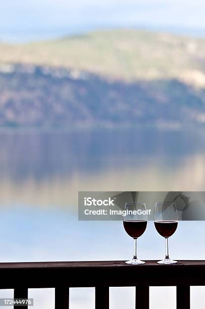 Rotwein In Der Cottage Stockfoto und mehr Bilder von Abenddämmerung - Abenddämmerung, Alkoholisches Getränk, Altertümlich