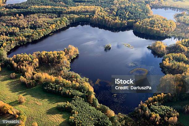 Widok Z Lotu Ptaka Zdjęcia Na Jezioro Jesień - zdjęcia stockowe i więcej obrazów Bez ludzi - Bez ludzi, Brzeg jeziora, Drzewo