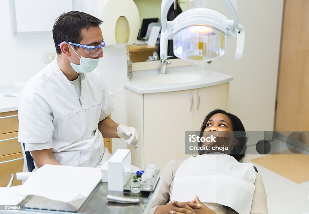 귀여운 블랙 젊은 여성을 치과 - 로열티 프리 사람 이빨 스톡 사진