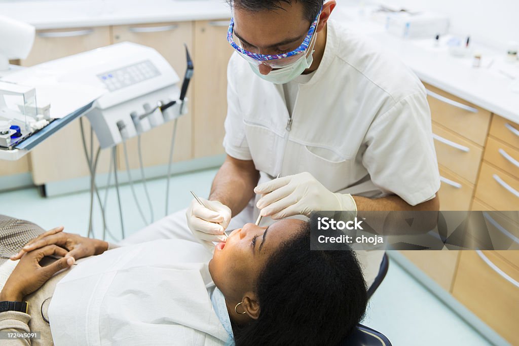 Carino nero giovane donna presso il dentista - Foto stock royalty-free di Adulto