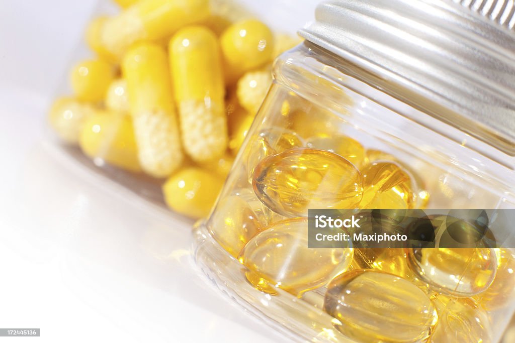 Close-up of гель таблетки и таблетки в прозрачной медицины бутылки - Стоковые фото Антибиотик роялти-фри