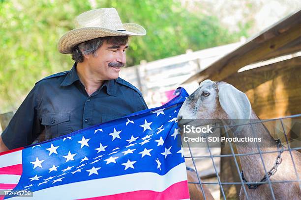 Rural American Agricultor Fuera Con Animales Y Bandera Foto de stock y más banco de imágenes de Agricultor