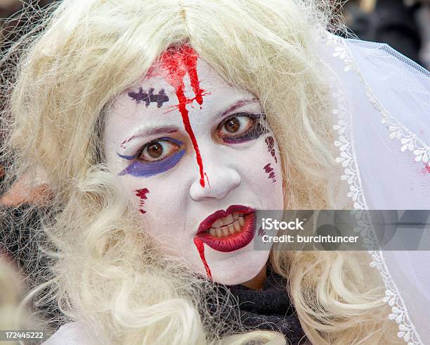 Demonstracyjnego W Kostium Zombie - zdjęcia stockowe i więcej obrazów Aktywista - Aktywista, Blond włosy, Ceremonialny makijaż