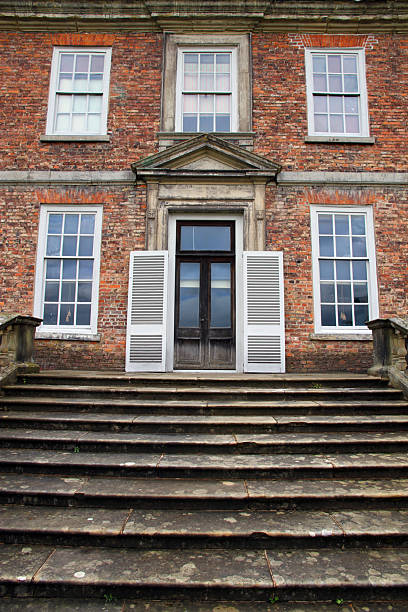 costas de escada - old window wrexham british culture - fotografias e filmes do acervo