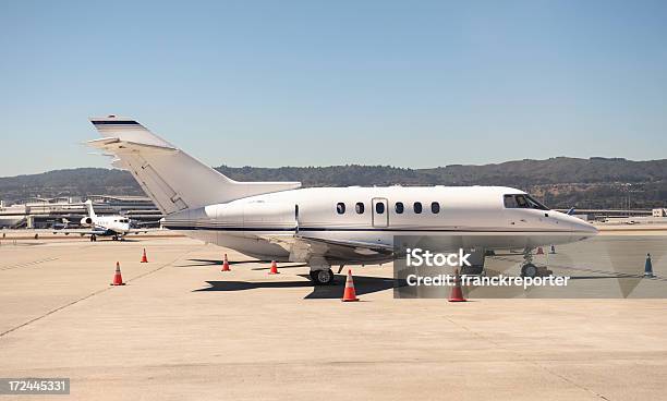 Voo Privado Antes De Tomar O - Fotografias de stock e mais imagens de Jato da Empresa - Jato da Empresa, Aeroporto, Ficar de Pé