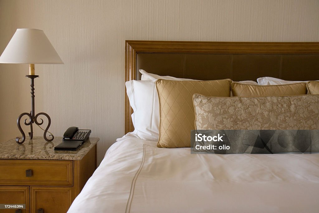 Bellissimo ampio letto con cuscini - Foto stock royalty-free di Albergo