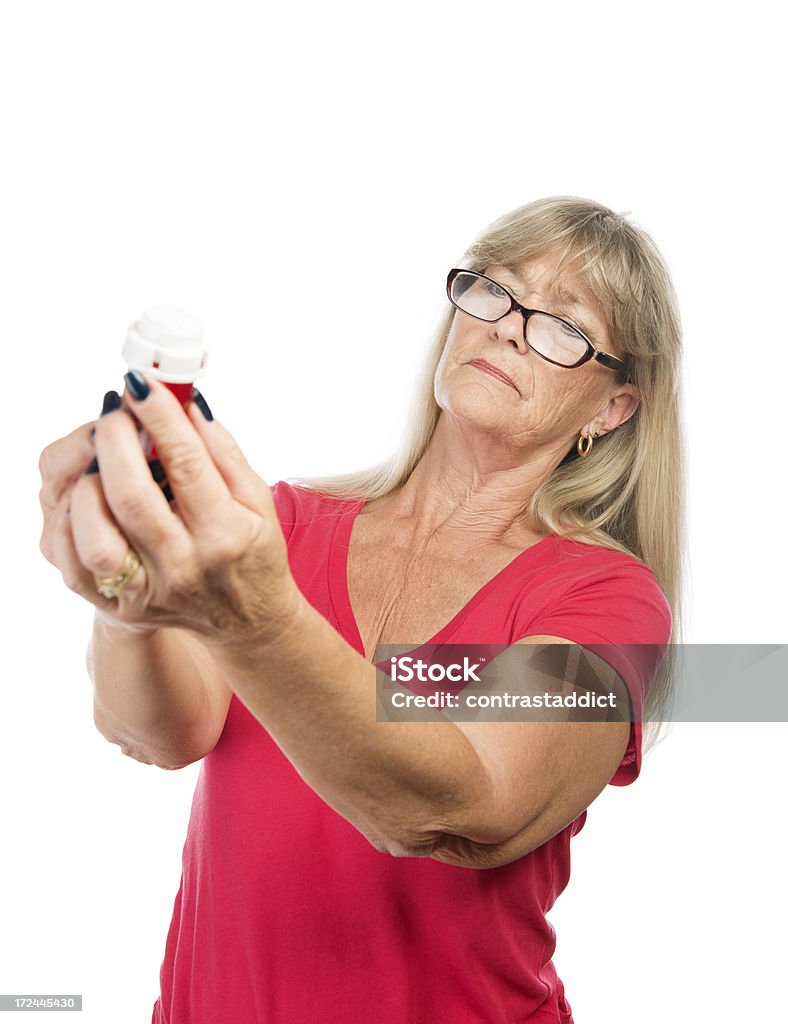 Senior woman reading Tablettenfläschchen. - Lizenzfrei Presbyopie Stock-Foto