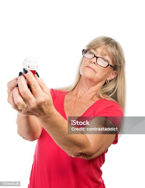 Senior Woman Reading Tablettenfläschchen Stockfoto und mehr Bilder von Presbyopie - Presbyopie, Frauen, Nur Frauen