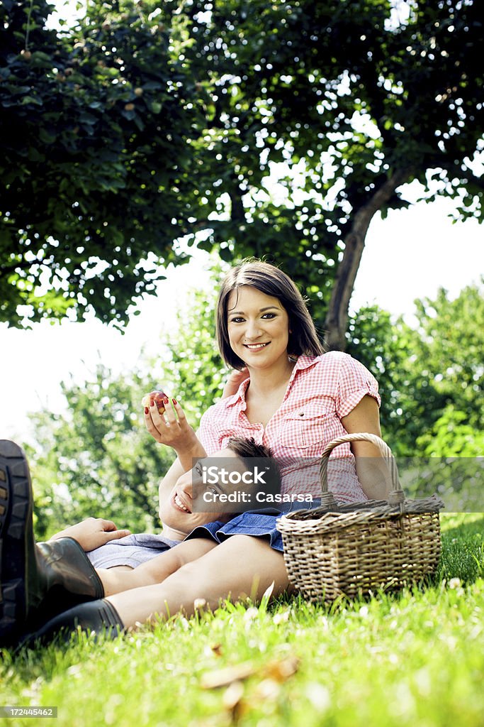 Pareja joven relajante al aire libre - Foto de stock de Abrazar libre de derechos