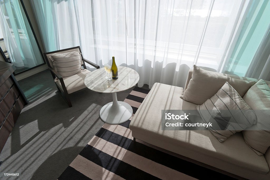 Dormitorio del Hotel con champán - Foto de stock de Acogedor libre de derechos