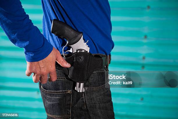 Photo libre de droit de Homme Avec Revolver banque d'images et plus d'images libres de droit de Arme à feu - Arme à feu, Porter, Étui à révolver