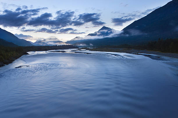 manhã do amanhecer no rio lech, aldeia weissenbach, tirol, áustria - forchach imagens e fotografias de stock