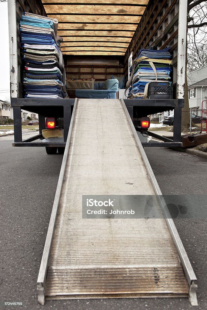 Arrière de Camion de déménagement - Photo de Camion de déménagement libre de droits