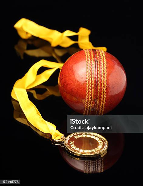 Foto de Medalha De Ouro E Bola De Críquete e mais fotos de stock de Críquete - Críquete, Prêmio, Bola