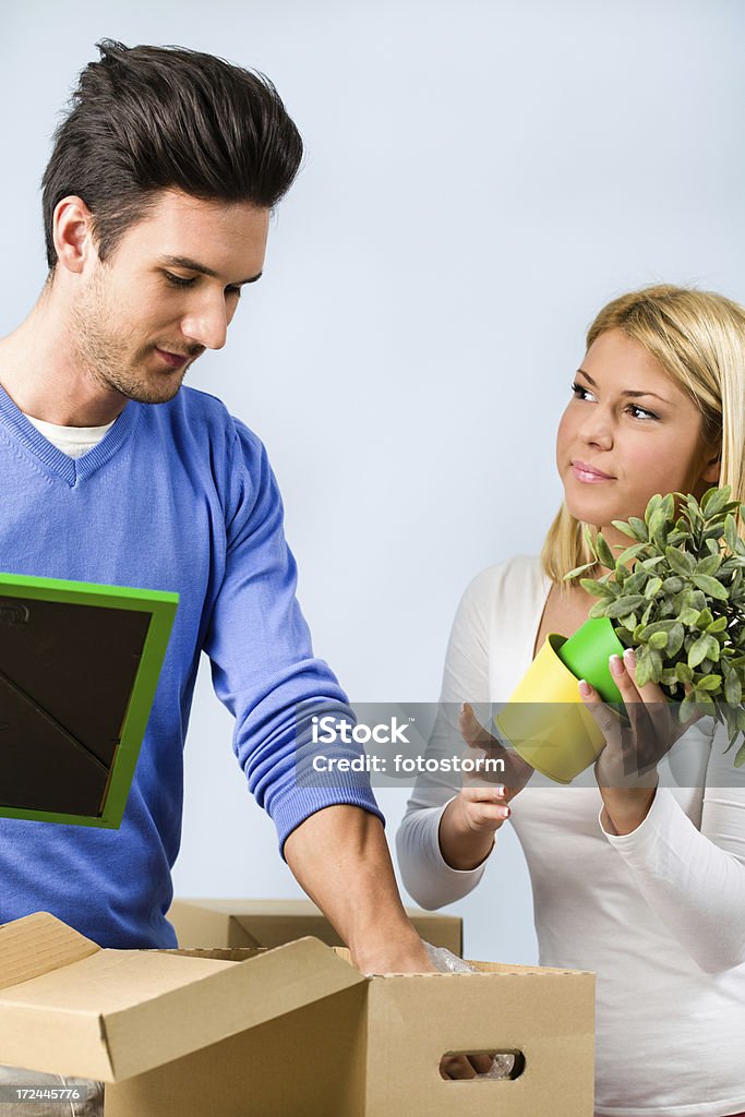 Couple déballage des boîtes - Photo de Activité avec mouvement libre de droits