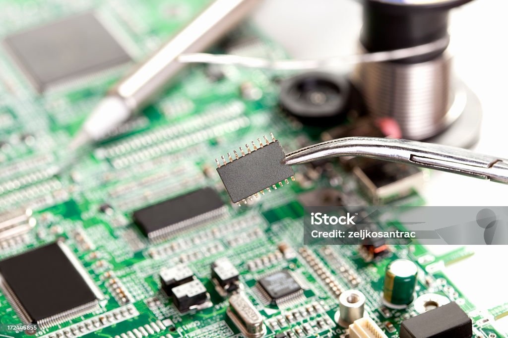 Inserimento di un microchip - Foto stock royalty-free di Abilità