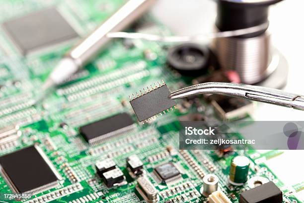 Inserir Um Microchip - Fotografias de stock e mais imagens de Circuito Integrado de Computador - Circuito Integrado de Computador, Competência, Complexidade