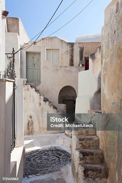 Foto de Muito Pequeno Portas Em Emborio Santorini e mais fotos de stock de Acessibilidade - Acessibilidade, Arquitetura, Azul