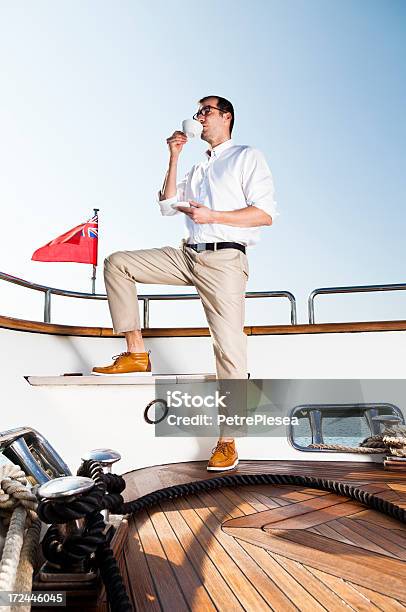 Empresario En El Yacht Relajante Bebiendo Café Foto de stock y más banco de imágenes de Adulto - Adulto, Adulto joven, Agua