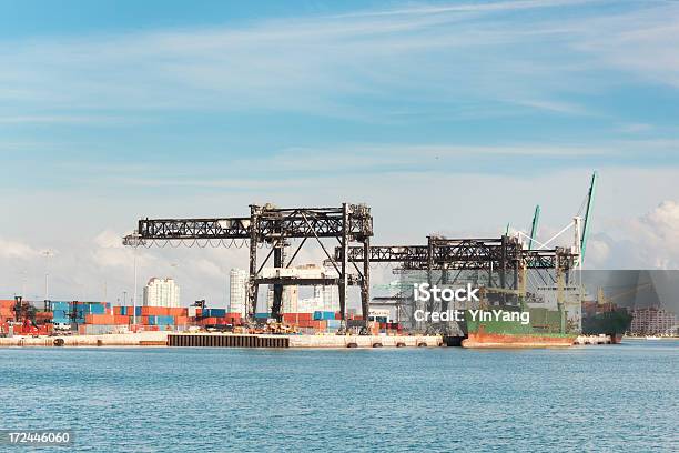 Port W Miami Pojemnik Załadunku Vt - zdjęcia stockowe i więcej obrazów Biznes - Biznes, Biznes międzynarodowy, Ciągnąć