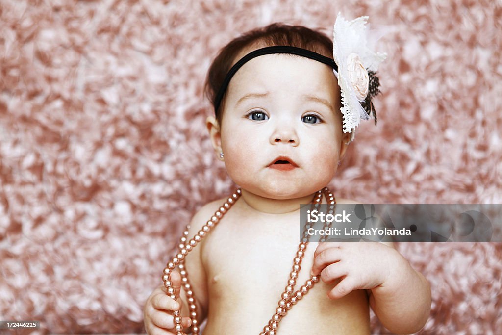 Baby Girl Wearing perlas y Vintage Hairband - Foto de stock de 6-11 meses libre de derechos