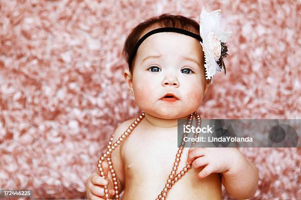 Baby Girl Wearing Perlas Y Vintage Hairband Foto de stock y más banco de imágenes de 6-11 meses - 6-11 meses, Bebé, Belleza