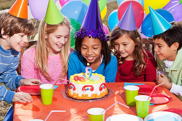en fiesta de cumpleaños para niños - birthday cake five people party fotografías e imágenes de stock