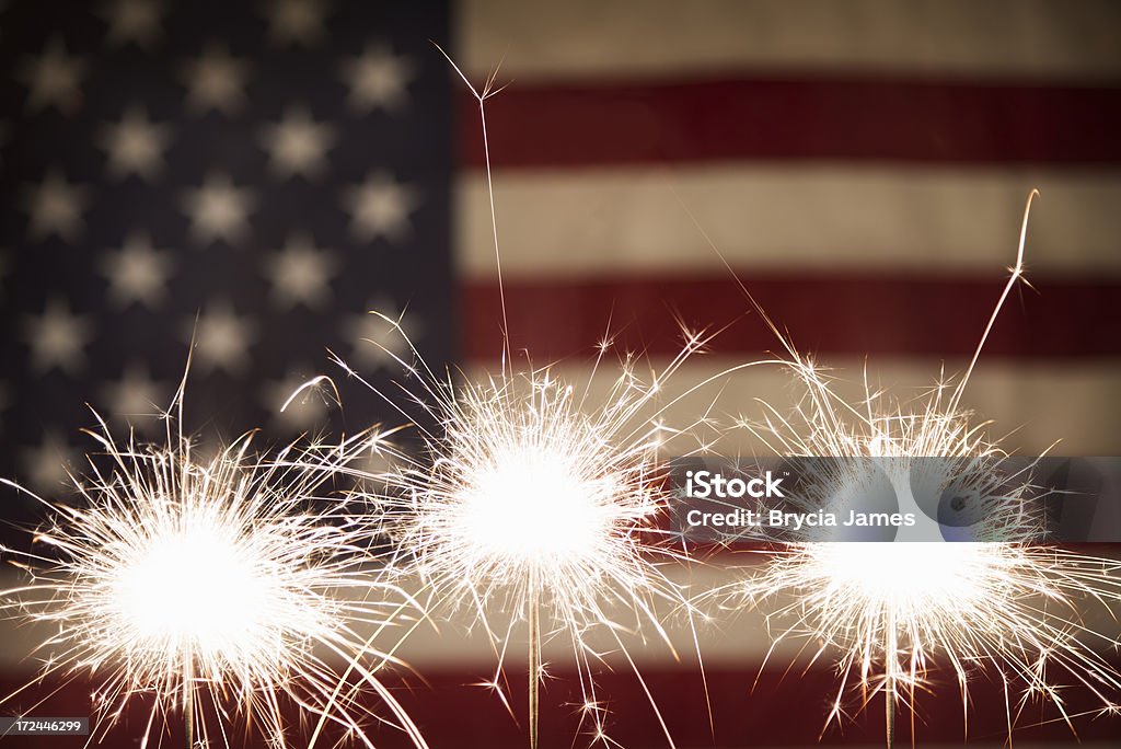 Trois cierges magiques avec drapeau américain - Photo de Feu d'artifice libre de droits