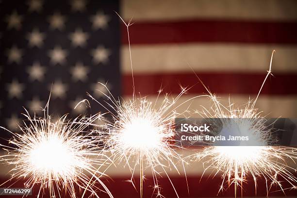アメリカ国旗の 3 つの Sparklers - 花火のストックフォトや画像を多数ご用意 - 花火, 花火大会, アメリカ独立記念日