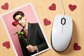 online-dating.jpg?b=1&s=170x170&k=20&c=8r6wWzNc3EmkksiIj6DI5-ruCxrbP6naQLSnBHqBZNs=