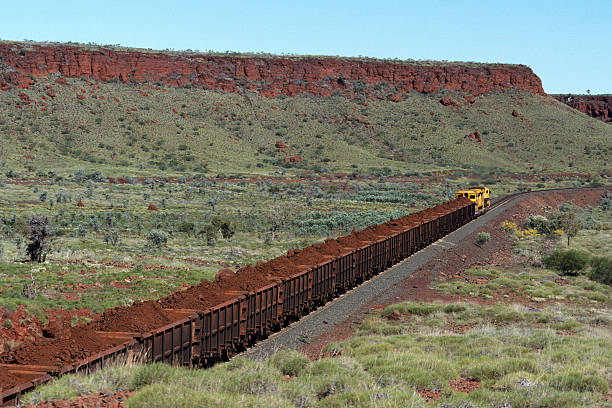 trainload von klumpigen eisenerz heads zum hafen - land vehicle rail freight locomotive australia stock-fotos und bilder