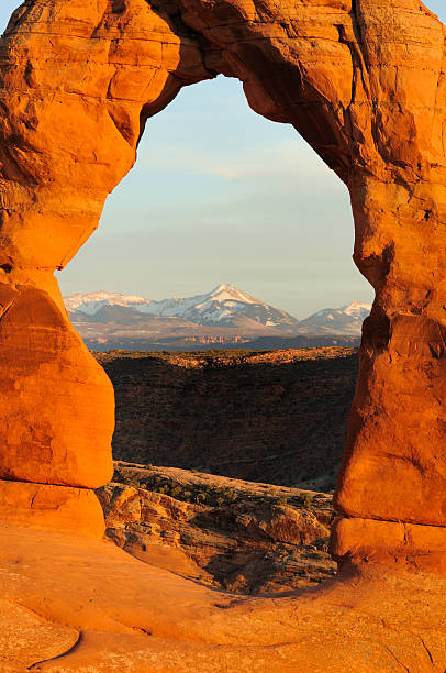 夕暮れの景観と繊細なアーチでアーチーズ国立公園 - passion mountain range mountain national park ストックフォトと画像