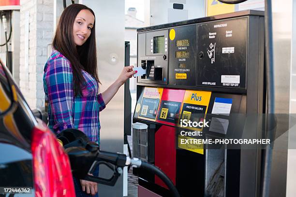 행복함 고객 주유소에 대한 스톡 사진 및 기타 이미지 - 주유소, 신용 카드, 연료 펌프