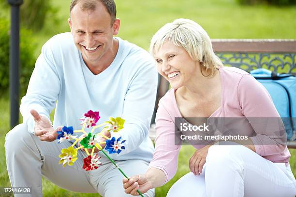 Paar Mit Windrad Stockfoto und mehr Bilder von 40-44 Jahre - 40-44 Jahre, Dating, Ehefrau