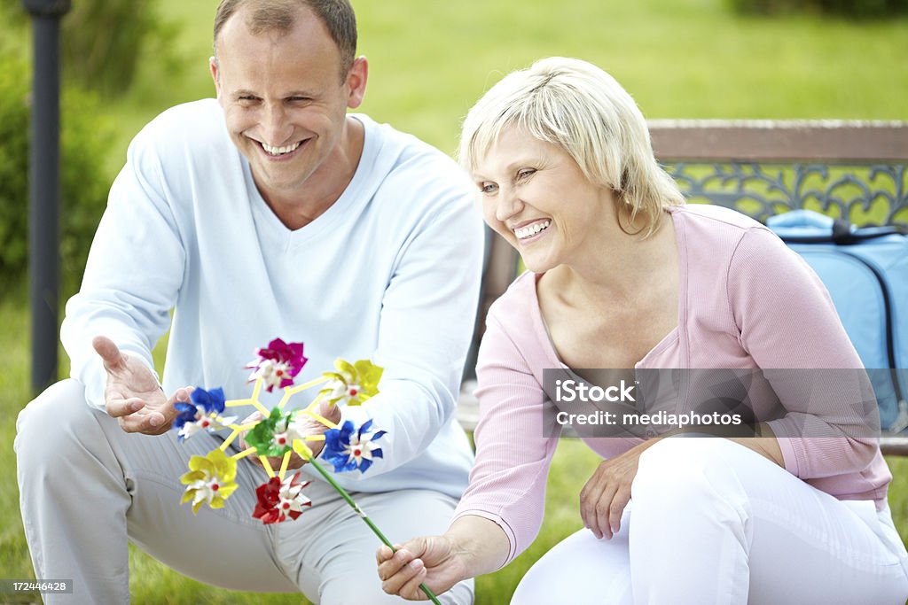 Casal com cata-vento - Foto de stock de 40-44 anos royalty-free
