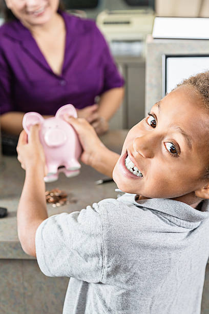 jovem de cliente - bank teller bank check asian ethnicity imagens e fotografias de stock