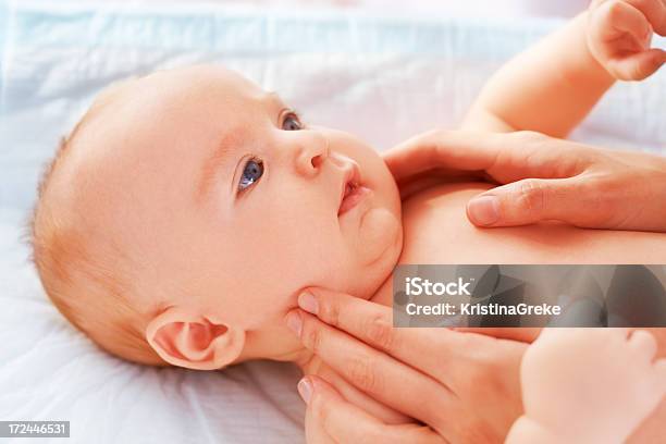Mãe Massajar Bebé - Fotografias de stock e mais imagens de Bebé - Bebé, Massajar, Mãe