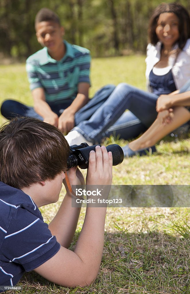 Adolescentes: Park a los espectadores. Una vista con binoculares de distancia - Foto de stock de 14-15 años libre de derechos