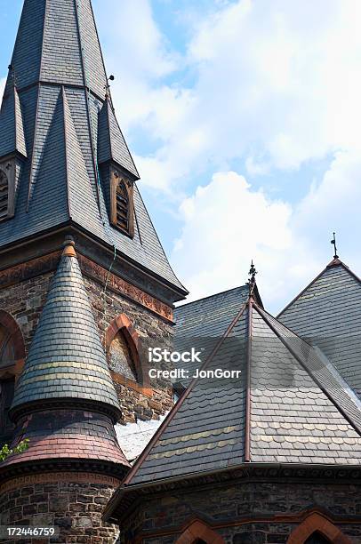 Chiesa Steeples Con Di Baltimora Maryland Con Cielo Blu - Fotografie stock e altre immagini di Blu