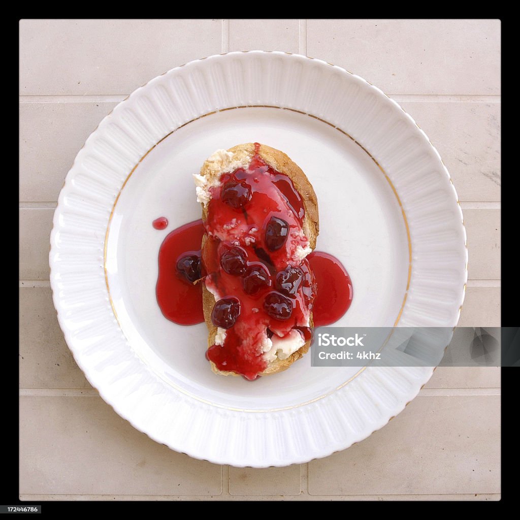 Cherry Jam über ein Stück Brot auf Runde Platte - Lizenzfrei Brotsorte Stock-Foto