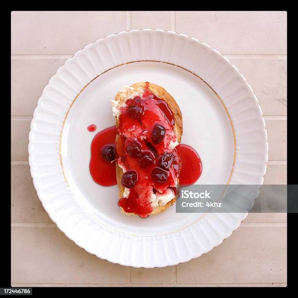 Cherry Jam Über Ein Stück Brot Auf Runde Platte Stockfoto und mehr Bilder von Brotsorte - Brotsorte, Dessert, Einfachheit