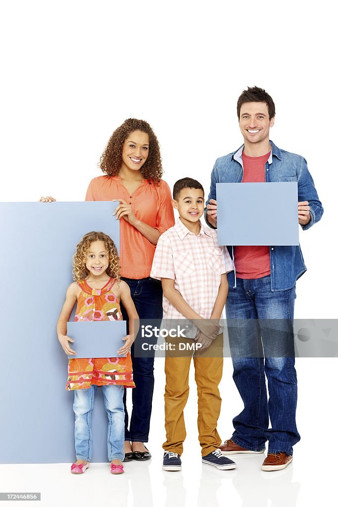 race mixte famille tenant vide panneaux sur blanc - Photo de Adulte libre de droits