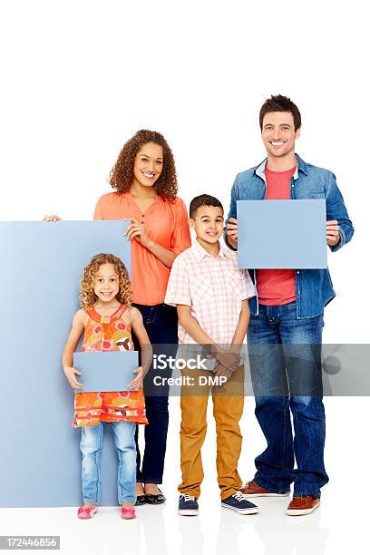 Photo libre de droit de Race Mixte Famille Tenant Vide Panneaux Sur Blanc banque d'images et plus d'images libres de droit de Adulte - Adulte, Affiche, Amour