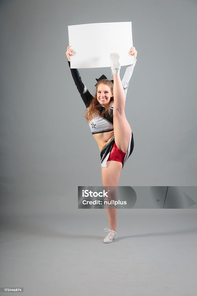 Jeune Pom-pom girl sur fond gris - Photo de Pom-pom girl libre de droits