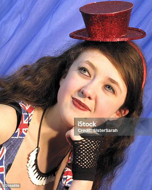 Photo libre de droit de Danseur Portant Chapeau Rouge banque d'images et plus d'images libres de droit de Fond coloré - Fond coloré, Personne humaine, Quadrillage