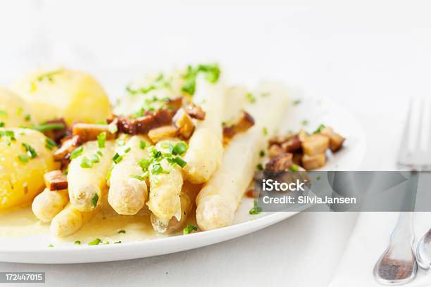 Espárragos Y Papas En Placa Foto de stock y más banco de imágenes de Alimento - Alimento, Alimentos cocinados, Beige