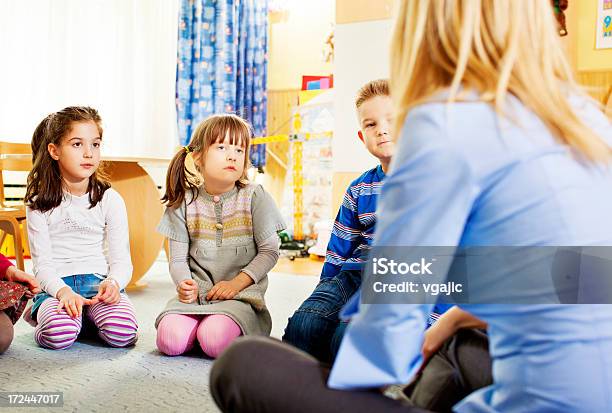 Profesor Hablar Con Los Niños Foto de stock y más banco de imágenes de 25-29 años - 25-29 años, 6-7 años, Actividad